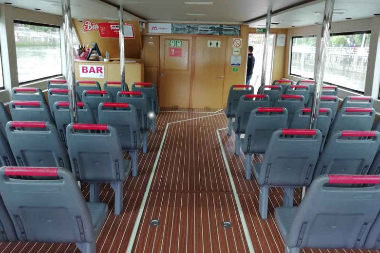 Interior del barco para el paseo