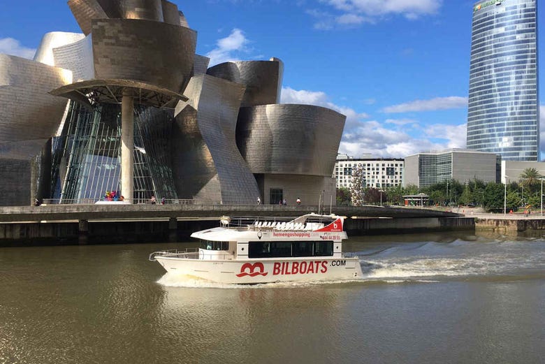 Passeando de barco perto do Guggenheim de Bilbao