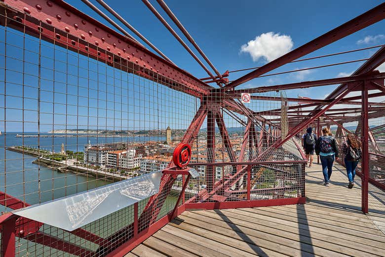Cruzando el puente colgante de Vizcaya