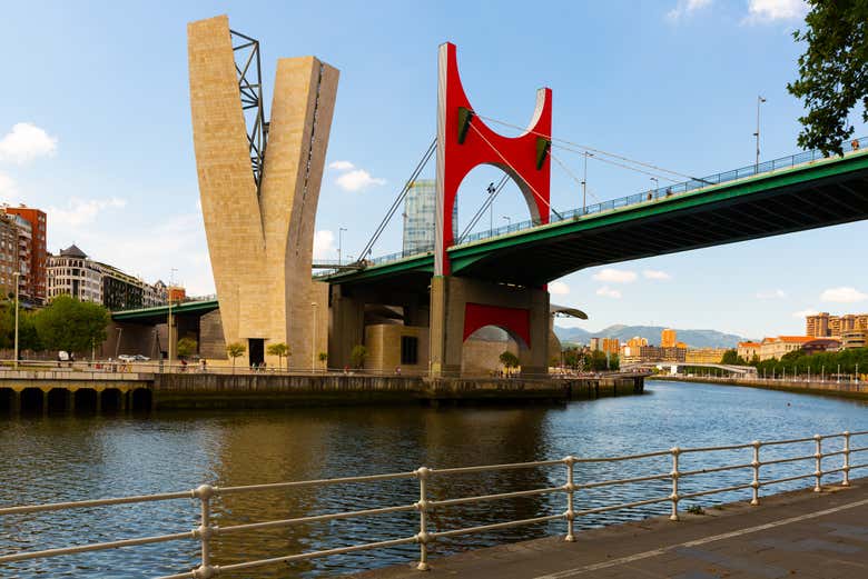 Contemplando el puente de La Salve
