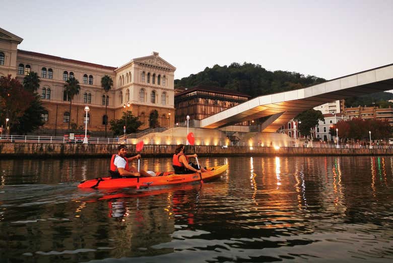 Remando sotto i ponti di Bilbao al tramonto