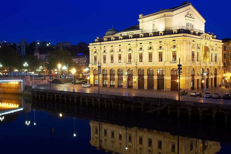 El Teatro Arriaga iluminado