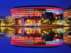 Iluminación del estadio por la noche