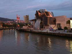 Paseo del Guggenheim de noche