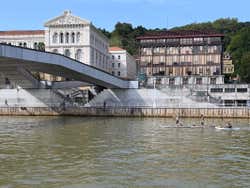 Paragüistas en la ría