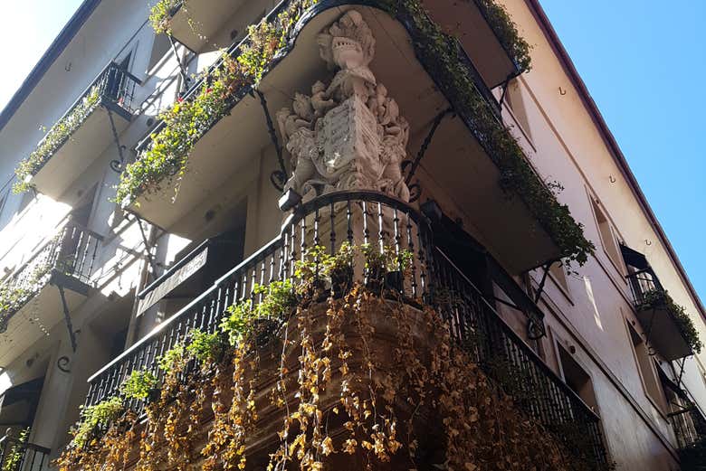 Escudo en la calle Correo, en el Casco Viejo