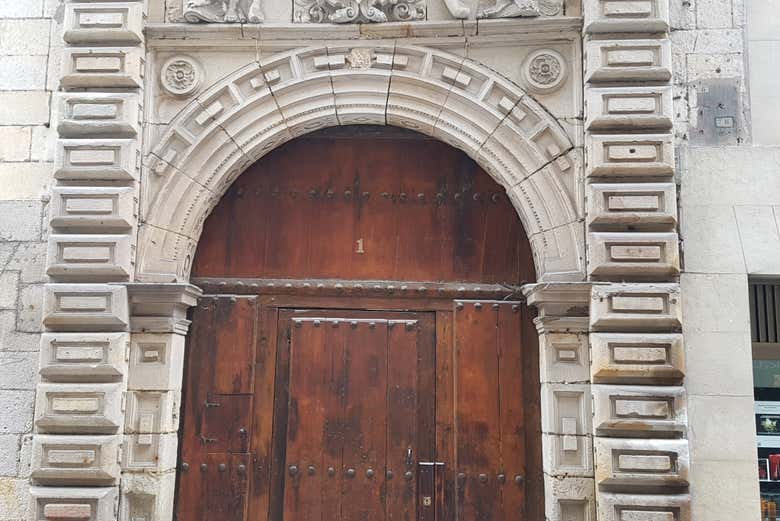 Puerta principal del Palacio Arana