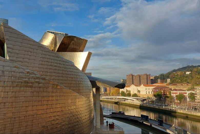 Museo Guggenheim Bilbao, en la ría Nervión