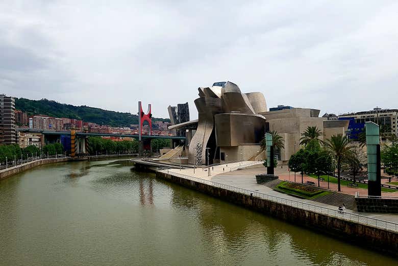 Museu Guggenheim Bilbao visto da ponte Arrupe