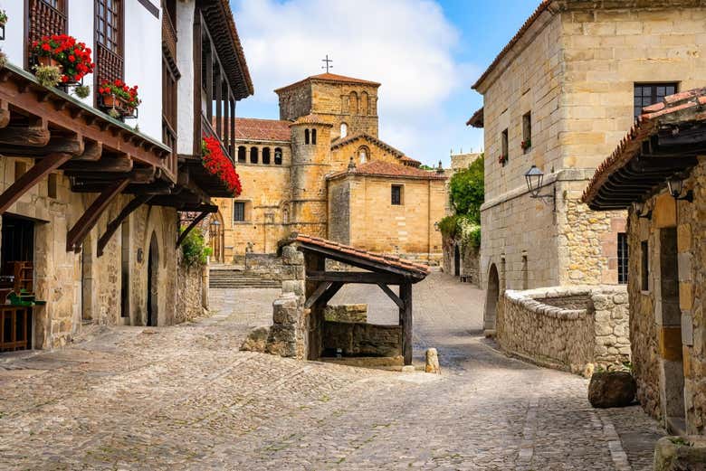 Santillana del Mar destaca por sus pintorescos paisajes