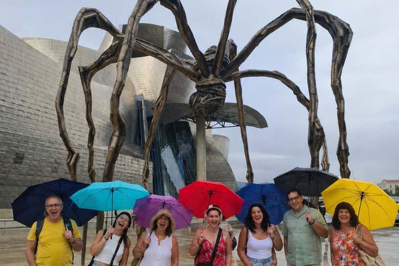 Posando ante "Maman" bajo la lluvia
