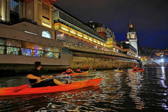 Tour nocturno en kayak por Bilbao