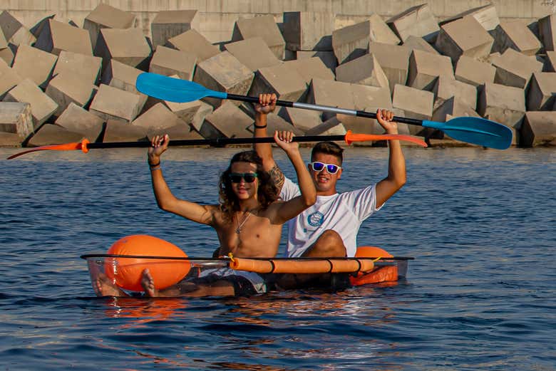 Dos amigos en el kayak transparente