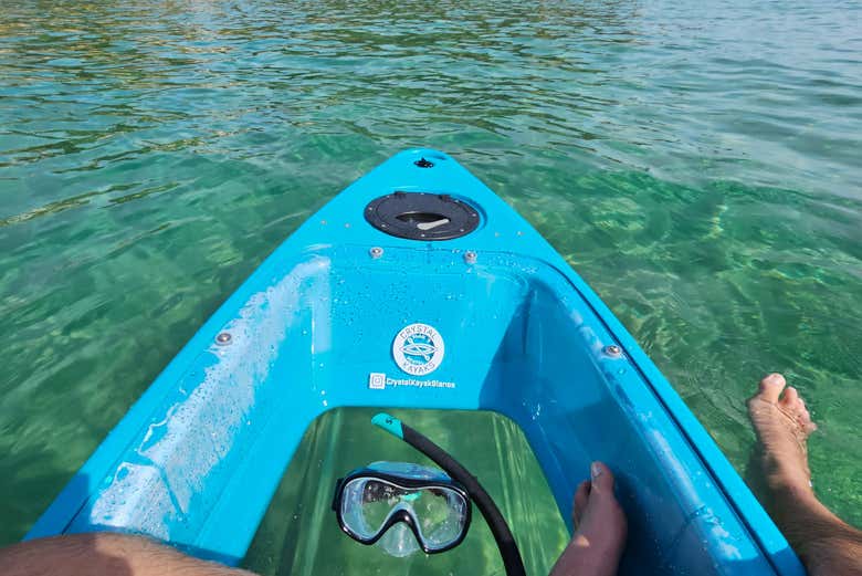 Parte delantera de un kayak transparente