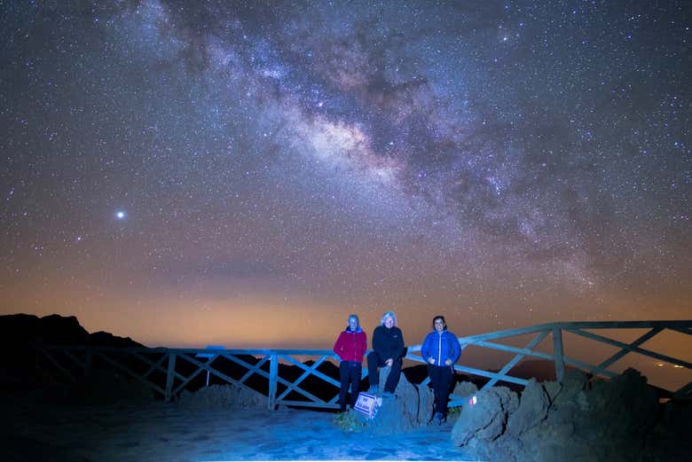 Mirando el cielo uno de los miradores astronómicos de La Palma