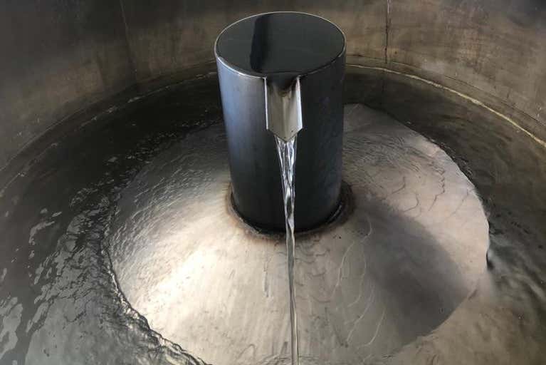 Una máquina destilando lavanda