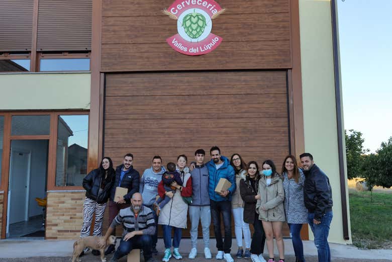 Un grupo en la entrada de la Cervecería Valles del Lúpulo