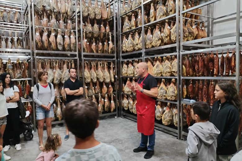 Visite du séchoir à jambons à Bronchales