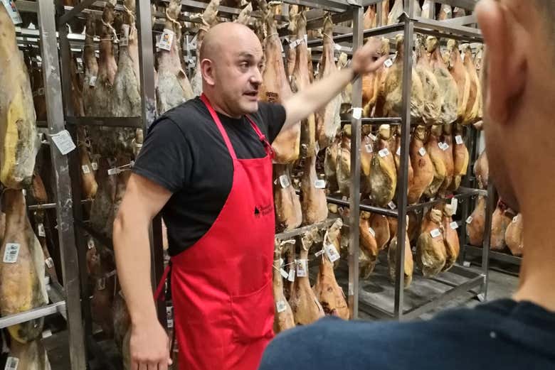 Escuchando las explicaciones del experto jamonero