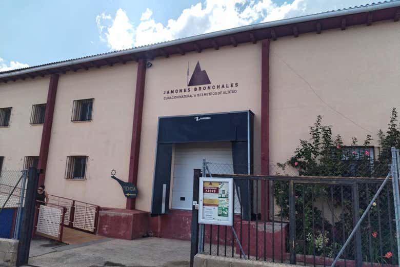 Entrada del secadero de jamones