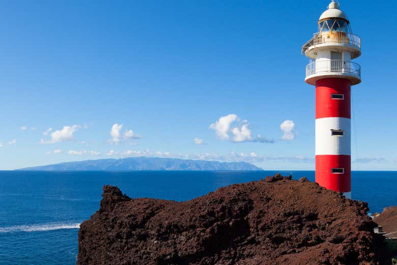 Faro de la Punta de Teno con La Gomera de fondo