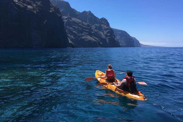 Disfrutando del tour en kayak en la Punta de Teno