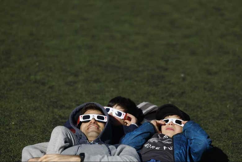 Viendo el eclipse en familia