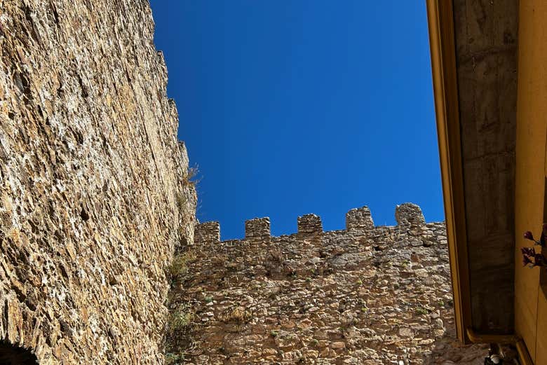 Vestiges des remparts médiévaux de Buitrago