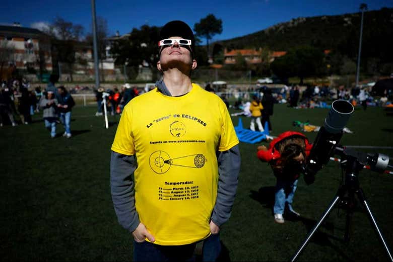 Disfrutando de la observación del eclipse