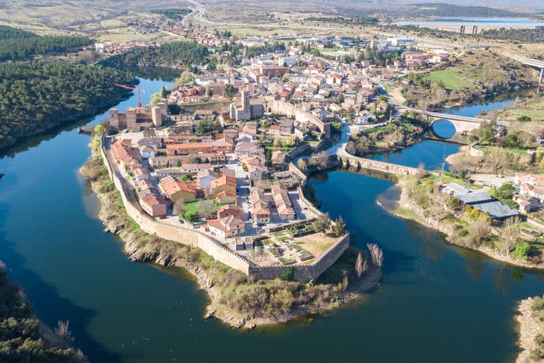 Río Lozoya a su paso por el recinto amurallado de Buitrago
