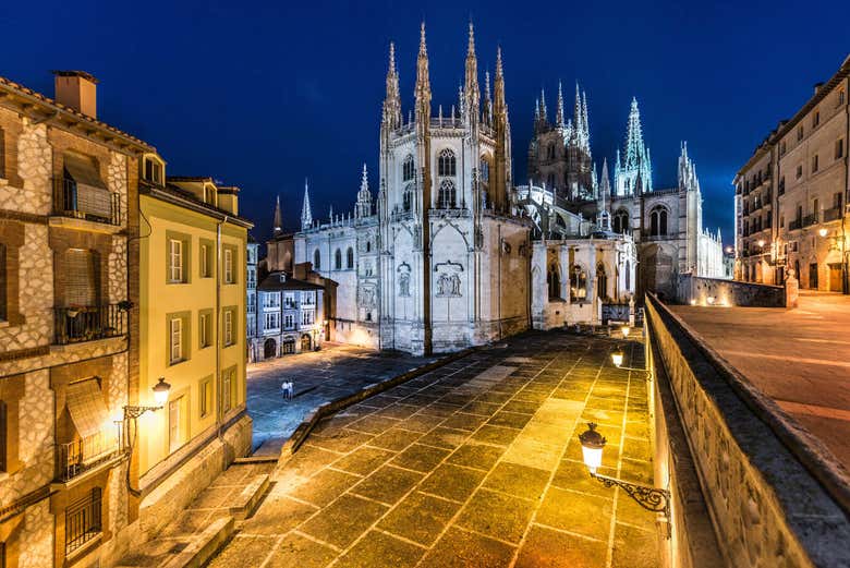 La nuit, la vieille ville de Burgos recèle de nombreux secrets