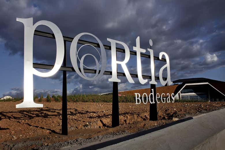 Entrada a las Bodegas Portia