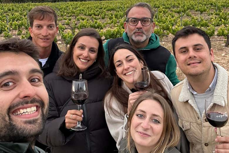 Un grupo de personas tomando un vino en los viñedos