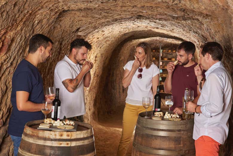 Desfrutando de uma degustação de queijo dentro de uma caverna