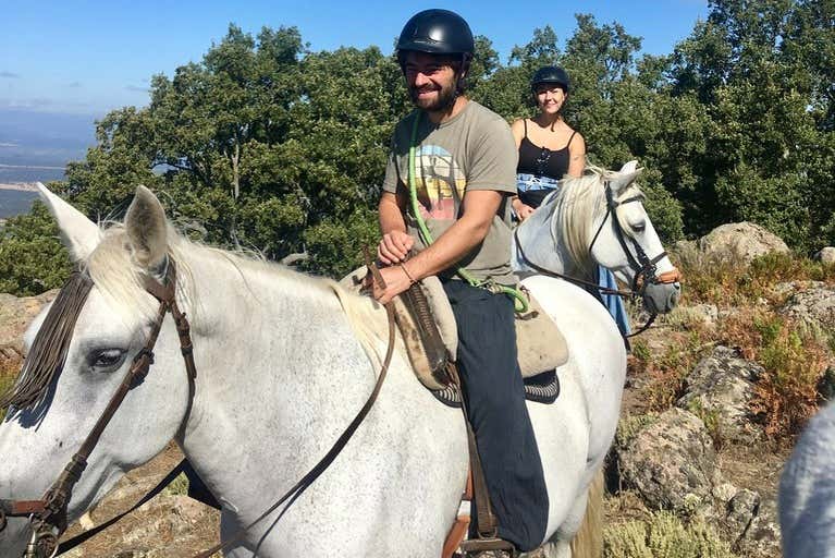 Passeando a cavalo pela zona rural de Cabezabellosa