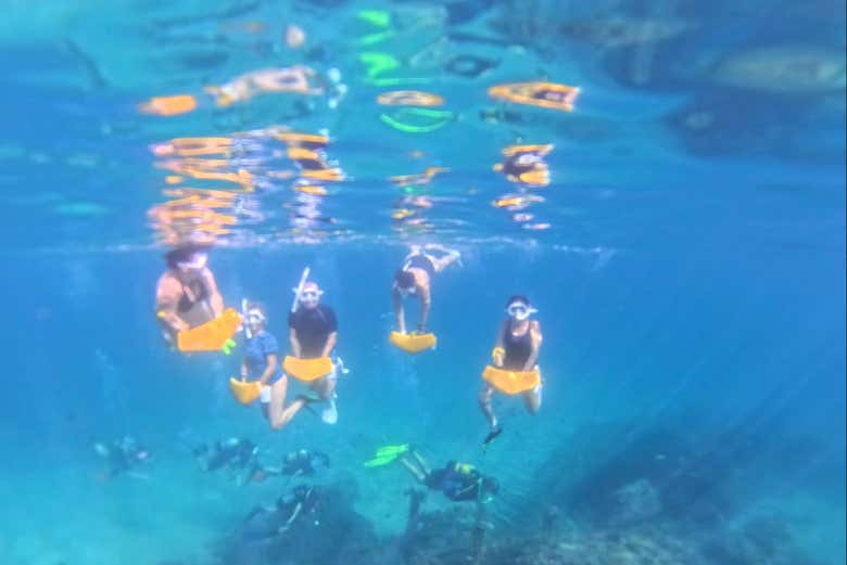 Disfrutando de la actividad de snorkel a motor