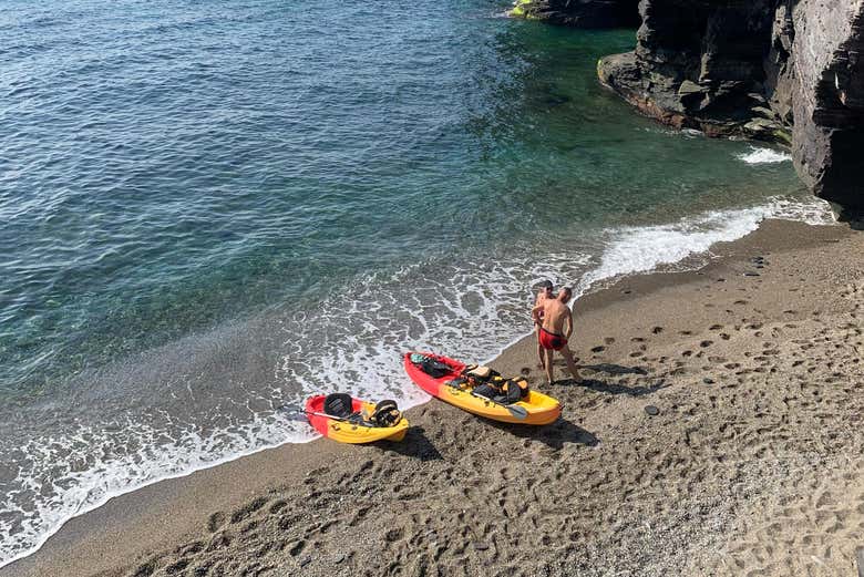 Haciendo un alto en el camino en la ruta en kayak