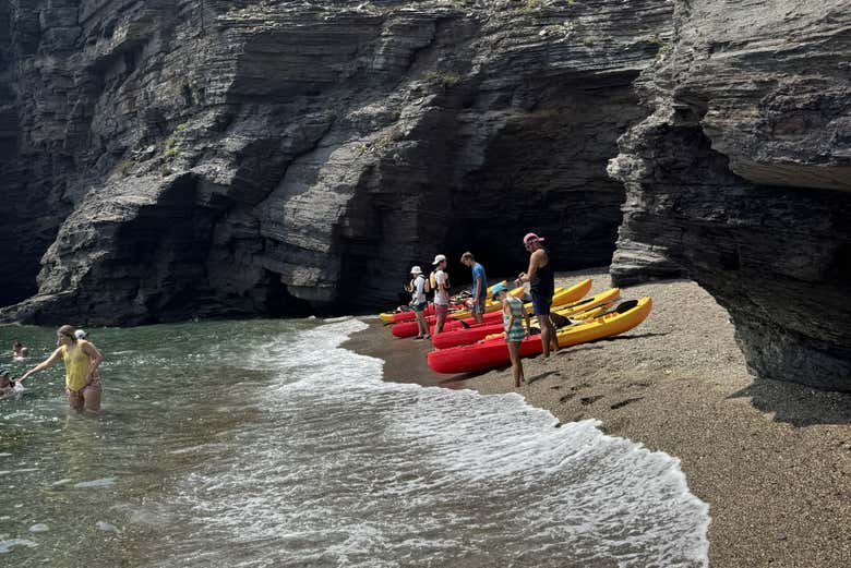Visitaremos diversos rincones que solo son accesibles por mar