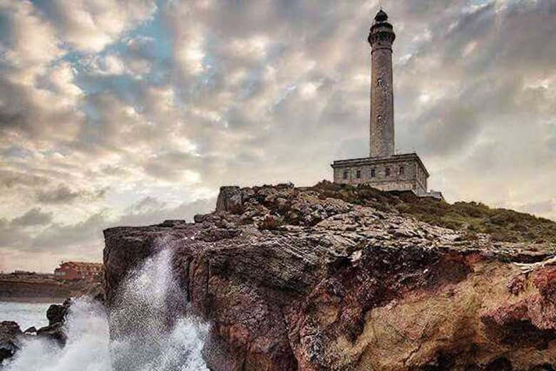 Le onde che si infrangono sulle scogliere del faro