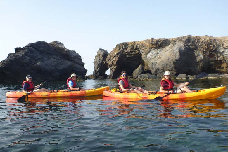 Um grupo de pessoas desfrutando o tour de caiaque