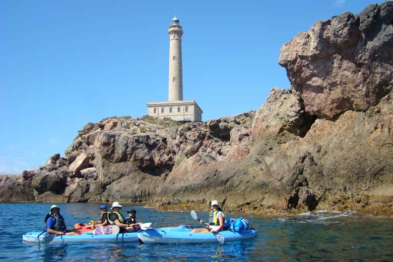 Passearemos de caiaque pelo farol de Cabo de Palos