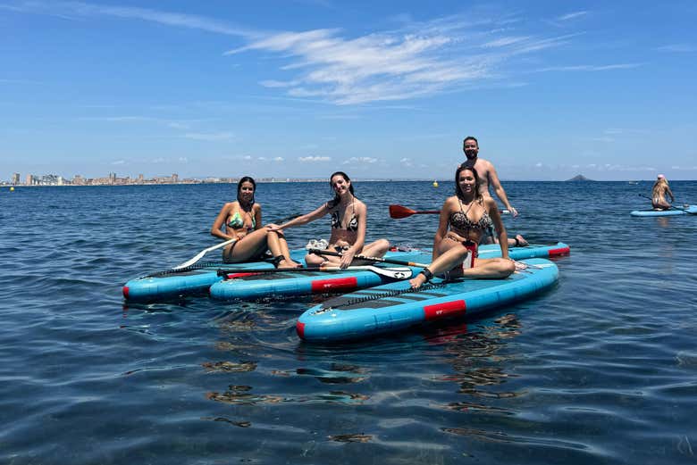 Momento relaxante nas pranchas de paddle surf