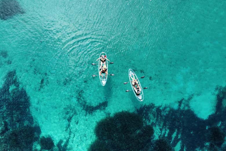 Vista de dron del tour en kayak por Cabo de Palos