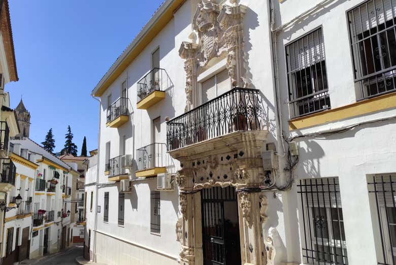 Admirando a fachada de um palácio barroco no centro de Cabra