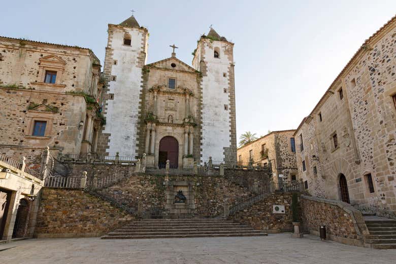 Contemplando la fachada de la iglesia de San Francisco Javier