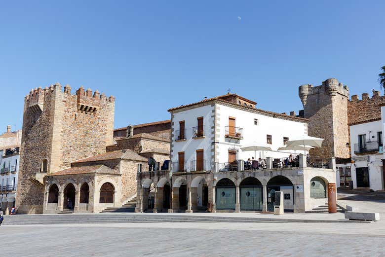 Recorriendo la Plaza Mayor de Cáceres