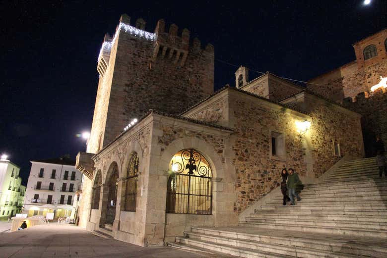 Iluminação dos monumentos da praça de Cáceres