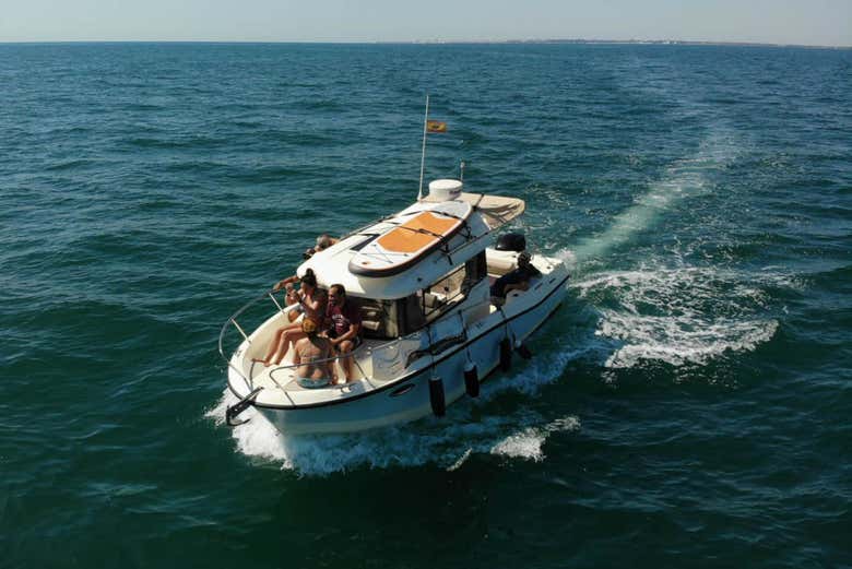 Barco privado navegando por Cádiz
