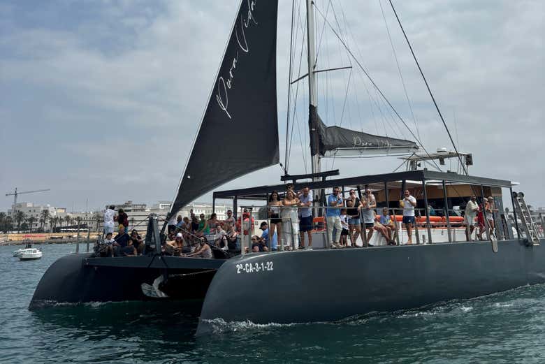 Catamarán saliendo del puerto de Cádiz