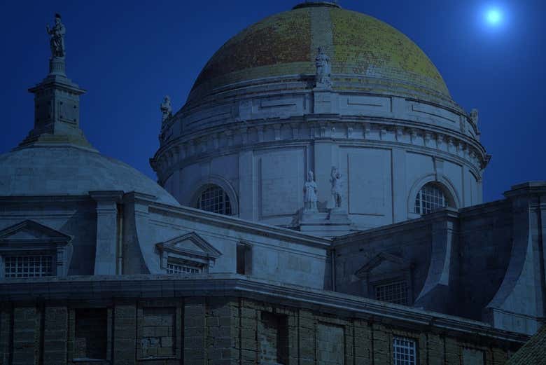 Cúpula da catedral de Cádiz sob à luz da lua